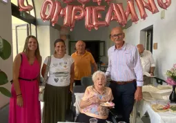 Il sindaco Ezio Donadio, la vicesindaca Beatrice Aimar, l’assessora alla Cultura Lucia Rosso hanno portato ieri, domencia 25 agosto, gli auguri dei buschesi all’artista Maria Rosa Ravera Aira, ospite nella casa di riposo cittadina, nel giorno in cui ha spendo cento candeline